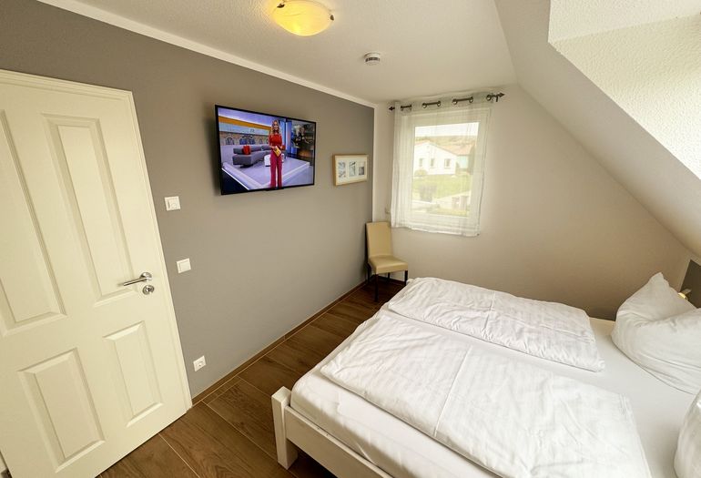 Schlafzimmer in 1. Etage mit TV-Gerät