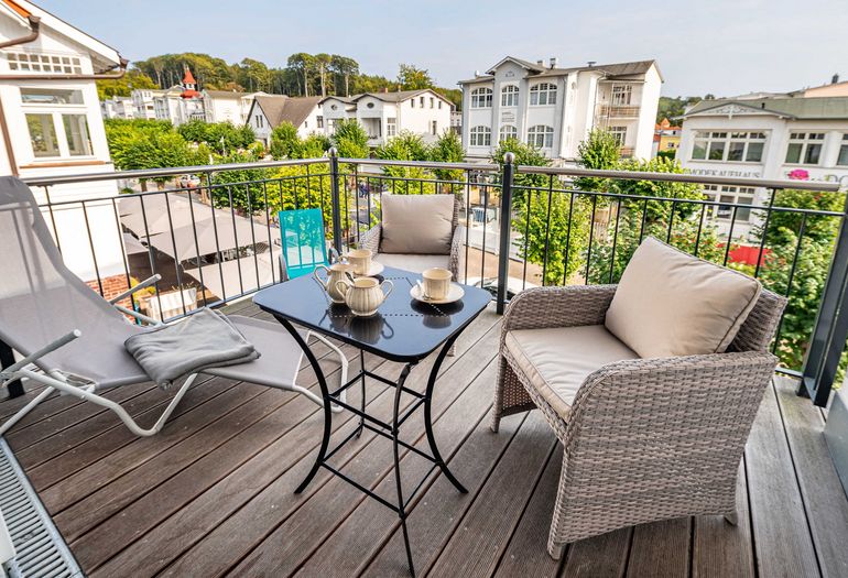 bestuhlter Balkon in ruhiger Lage bestuhlter Balkon in ruhiger Lage