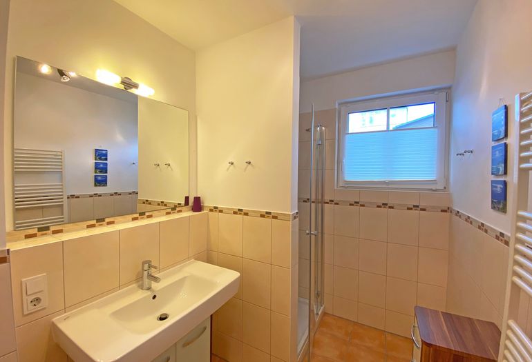 erstes Badezimmer mit Waschbecken