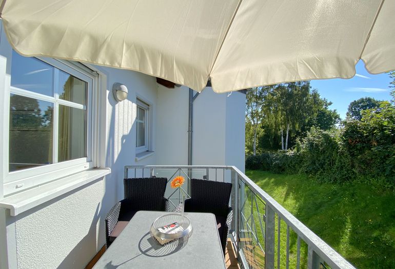 bestuhlter Balkon in ruhiger Lage