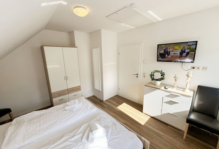 1. Schlafzimmer mit TV