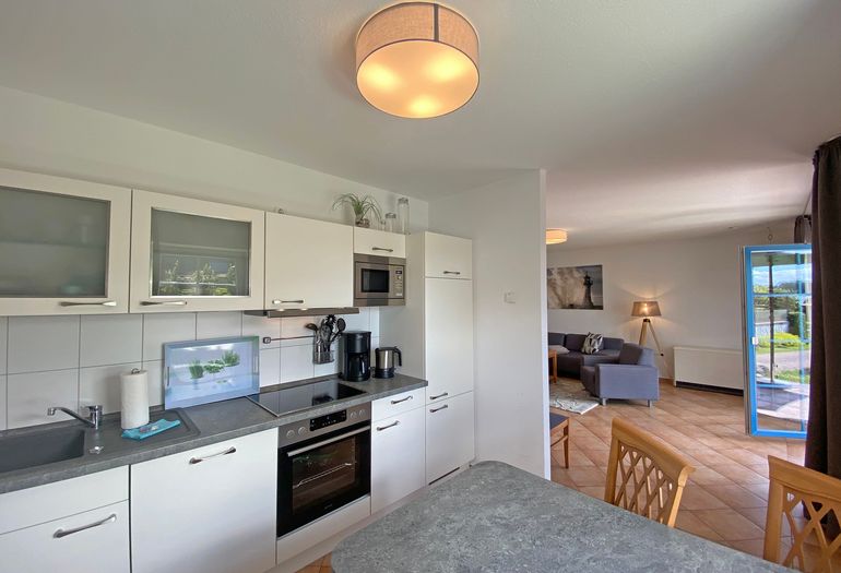 Küchenzeile mit Blick ins Wohnzimmer Küchenzeile mit Blick ins Wohnzimmer