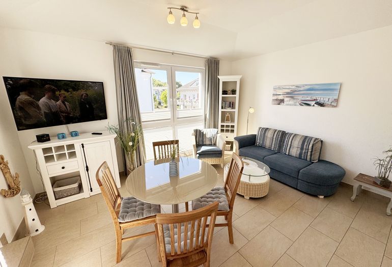 offener Wohnbereich mit Couch und Smart-TV offener Wohnbereich mit Couch und Smart-TV