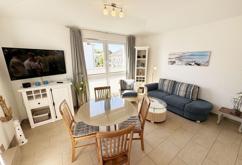 offener Wohnbereich mit Couch und Smart-TV offener Wohnbereich mit Couch und Smart-TV