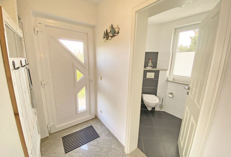 Flurbereich mit Blick ins Gäste-WC Flurbereich mit Blick ins Gäste-WC