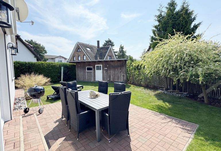 bestuhlte Terrasse (Süd) mit bequemen und verstellbaren Terrassenstühlen