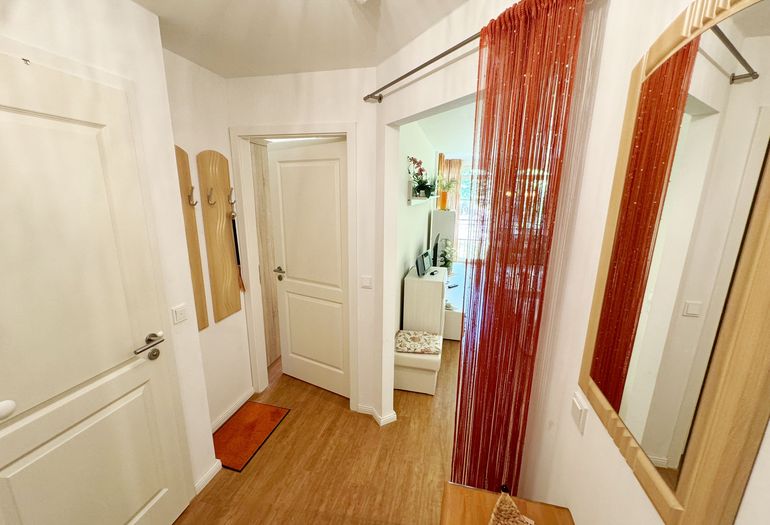 Flurbereich mit Zugang zum Bad und Schlafzimmer