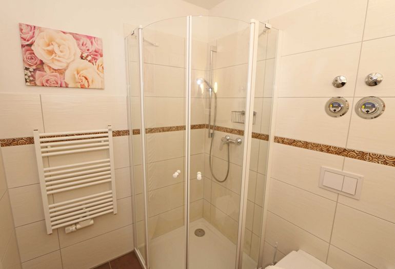 Badezimmer mit Dusche Badezimmer mit Dusche