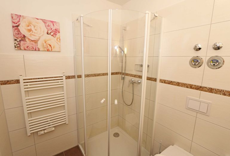 Badezimmer mit Dusche