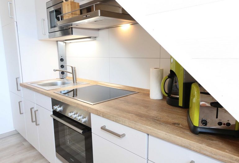 Küchenzeile mit Elektrogeräten