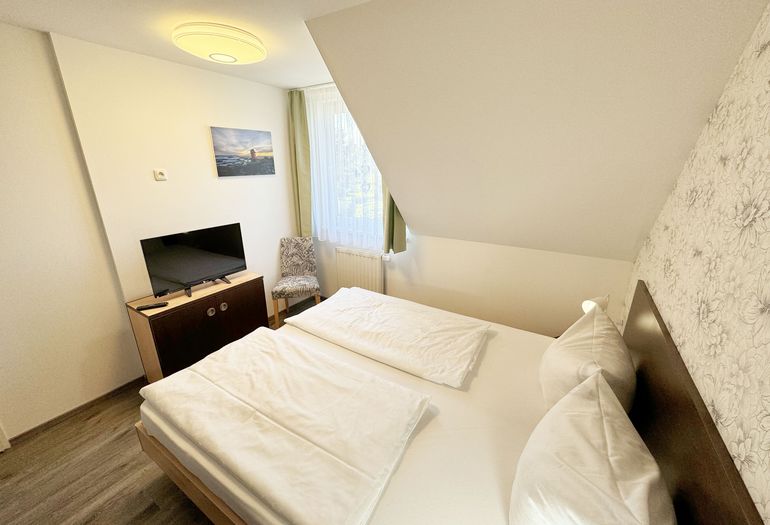 2. Schlafzimmer mit Doppelbett