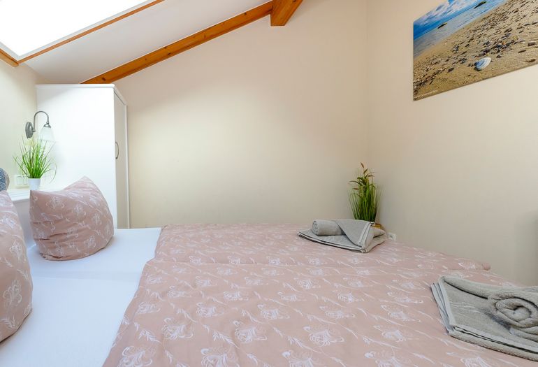 1. Schlafzimmer mit Kleiderschrank 1. Schlafzimmer mit Kleiderschrank