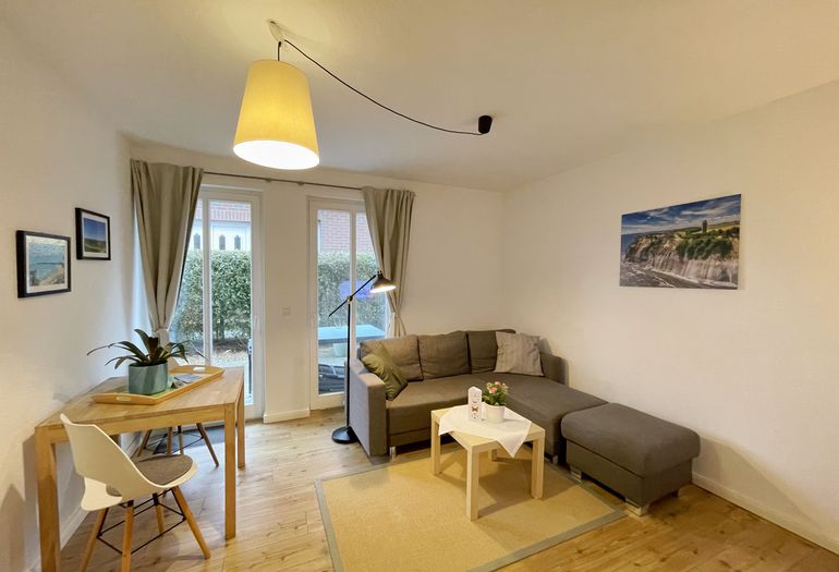 Wohnzimmer mit gemütlicher Couch Wohnzimmer mit gemütlicher Couch