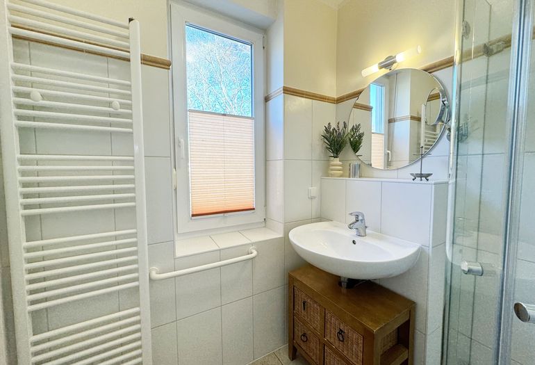 1.Badezimmer mit Dusche und Fenster