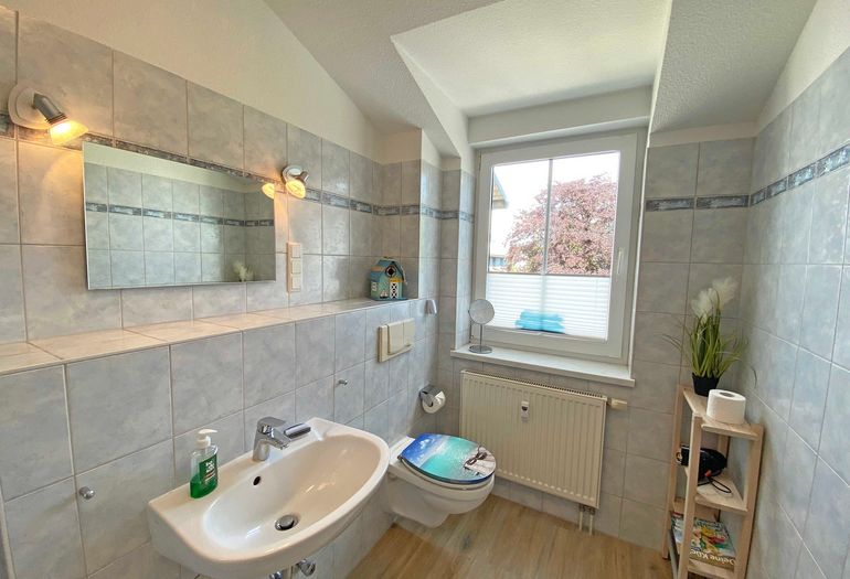 Badezimmer mit Waschbecken und WC