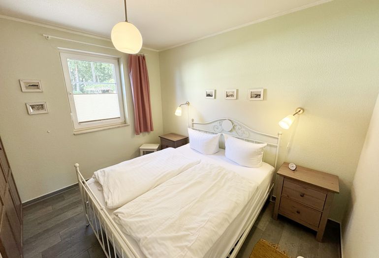 Schlafzimmer mit Doppelbett mit Nachtischablagen und Beleuchtung Schlafzimmer mit Doppelbett mit Nachtischablagen und Beleuchtung