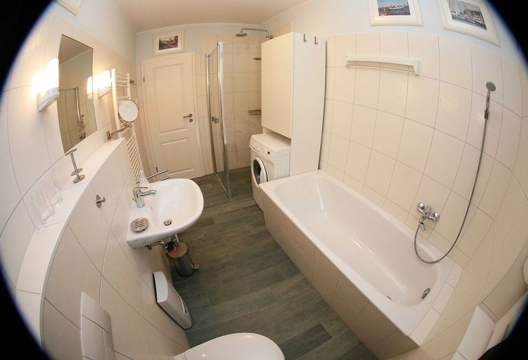 Badezimmer mit Waschmaschine Badezimmer mit Waschmaschine