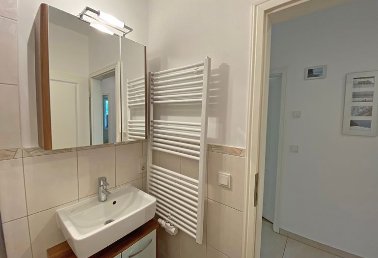 zweites Badezimmer mit Waschbecken