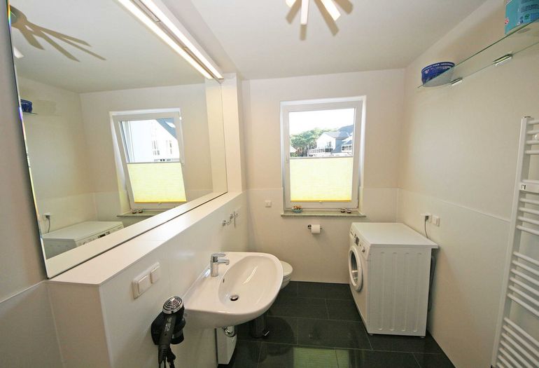 Badezimmer mit Waschmaschine Badezimmer mit Waschmaschine