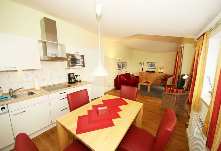 Esstisch mit Küchenzeile Esstisch mit Küchenzeile