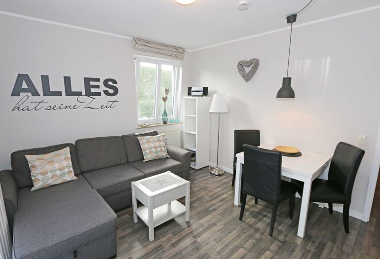 Wohnzimmer mit Esstisch und Couch Wohnzimmer mit Esstisch und Couch