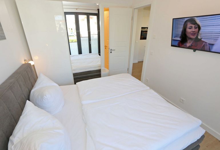 erstes Schlafzimmer mit TV