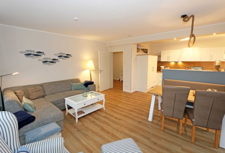 Wohn und Essbereich mit Couch