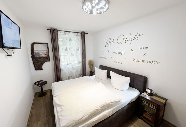 Schlafzimmer mit Doppelbett und Nachttischablagen Schlafzimmer mit Doppelbett und Nachttischablagen