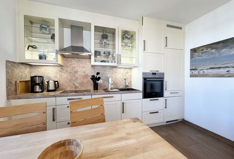 Küchenzeile mit diversen Küchenutensilien