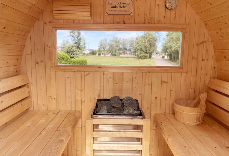 Innenansicht der Fasssauna