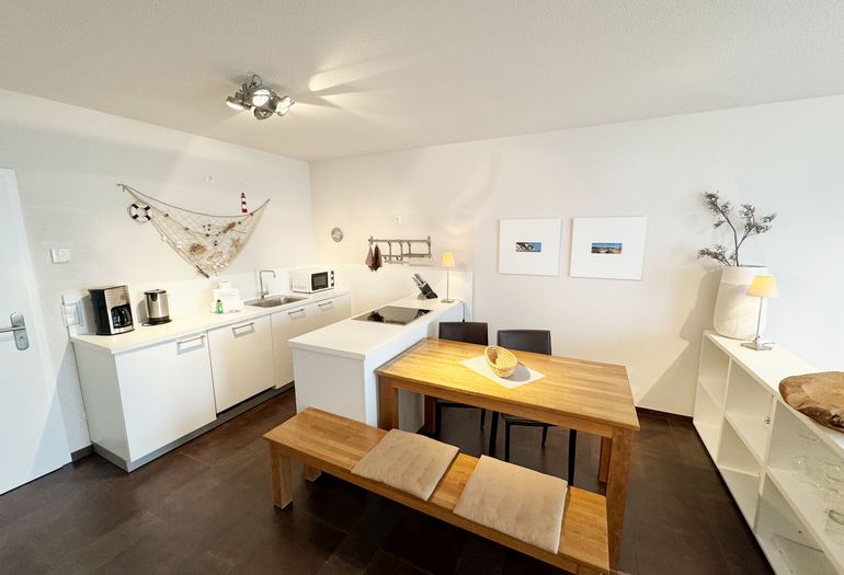 Blick auf die Küchenzeile und den Essbereich Blick auf die Küchenzeile und den Essbereich