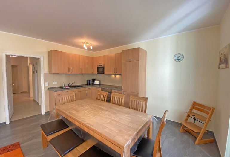 Küchenzeile mit Esstisch für gemeinsame Stunden Küchenzeile mit Esstisch für gemeinsame Stunden