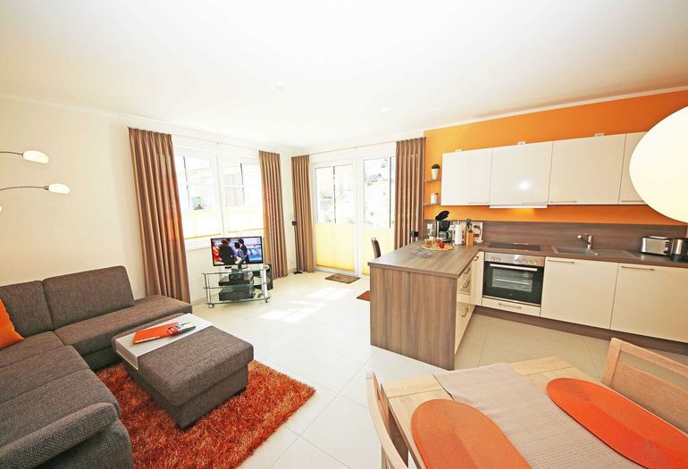 Wohnbereich und Küche Wohnbereich und Küche