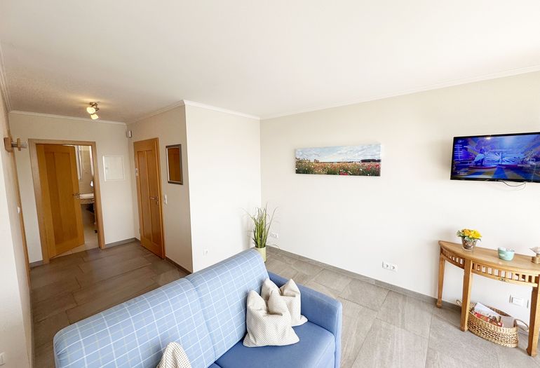 gemütlicher Wohnbereich mit Flachbildfernseher und Blick ins Badezimmer gemütlicher Wohnbereich mit Flachbildfernseher und Blick ins Badezimmer