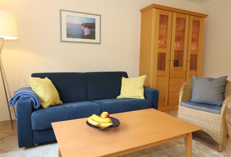 Wohnzimmer mit gemütlicher Couch Wohnzimmer mit gemütlicher Couch