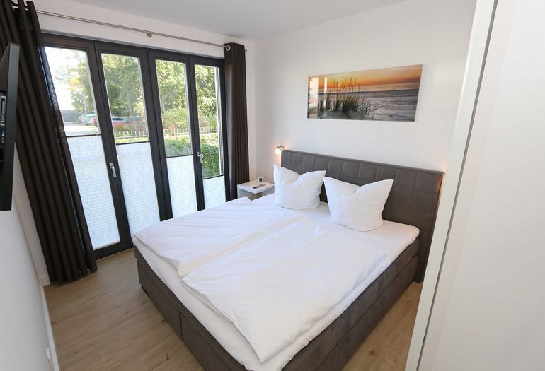 erstes Schlafzimmer mit Boxspringbett