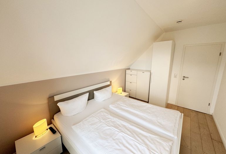 Ferienhaus Ilsebill - 1. Schlafzimmer mit Kleiderschrank