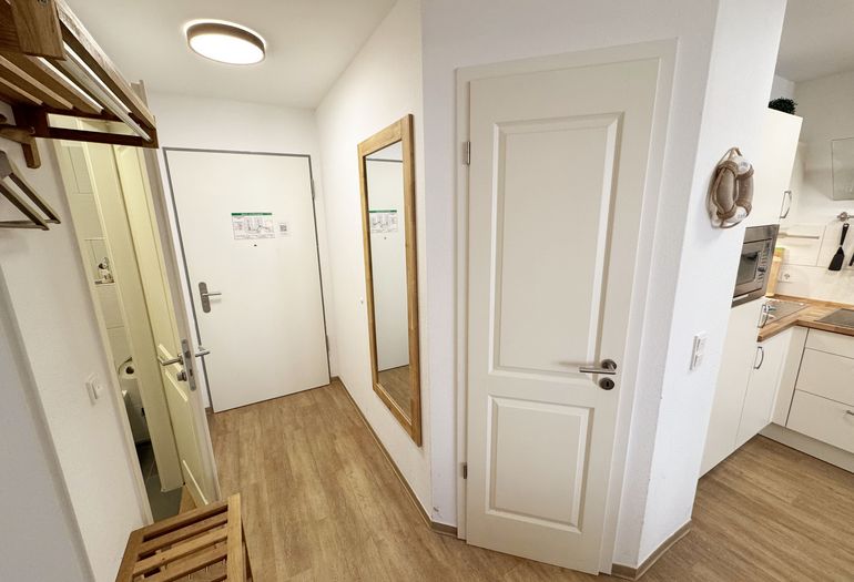 Eingangsbereich mit Garderobe und Spiegel