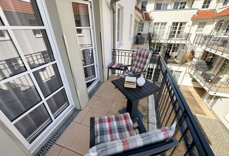 bestuhlter Balkon zum Innenhof