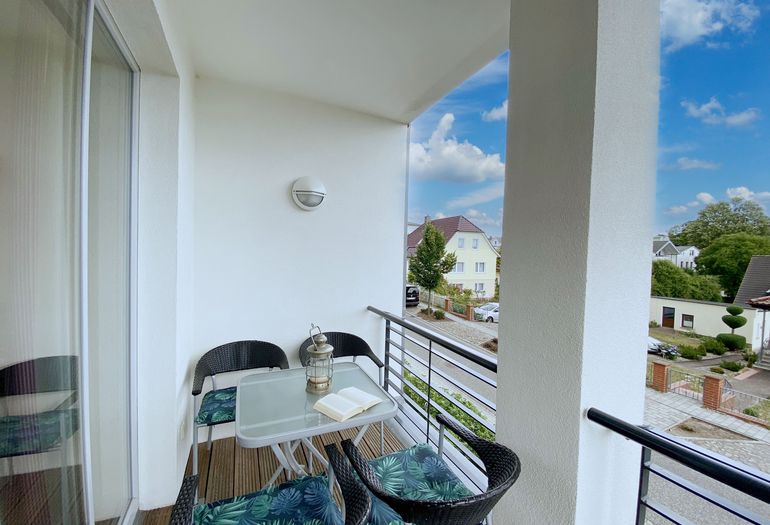 bestuhlter Balkon zur Straße gelegen bestuhlter Balkon zur Straße gelegen