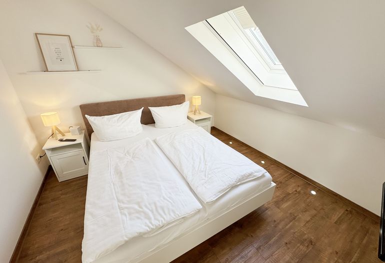 2. Schlafzimmer mit Doppelbett mit Nachttischkonsolen