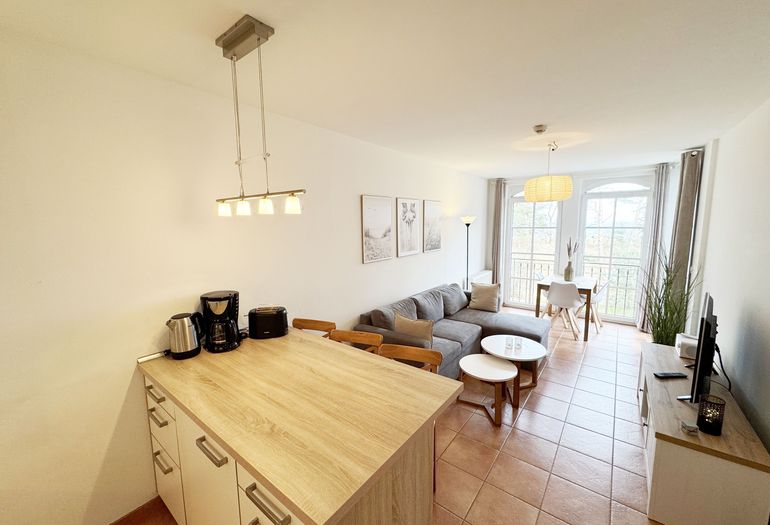 Küchenzeile mit Blick auf den Wohn-und Essbereich