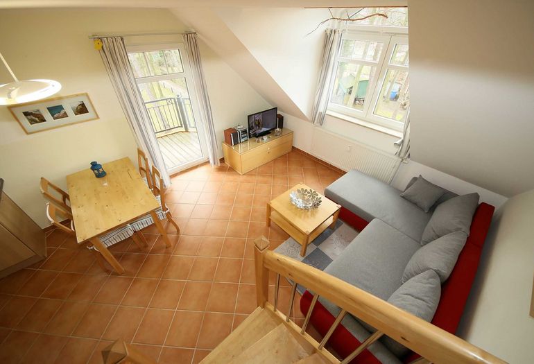 Blick in das Wohnzimmer von der Treppe