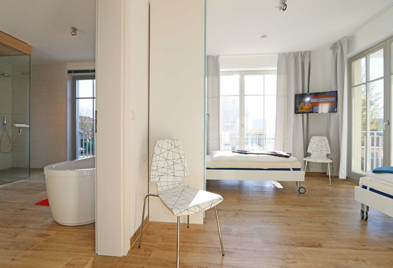Schlafzimmer mit Zugang zum Badezimmer