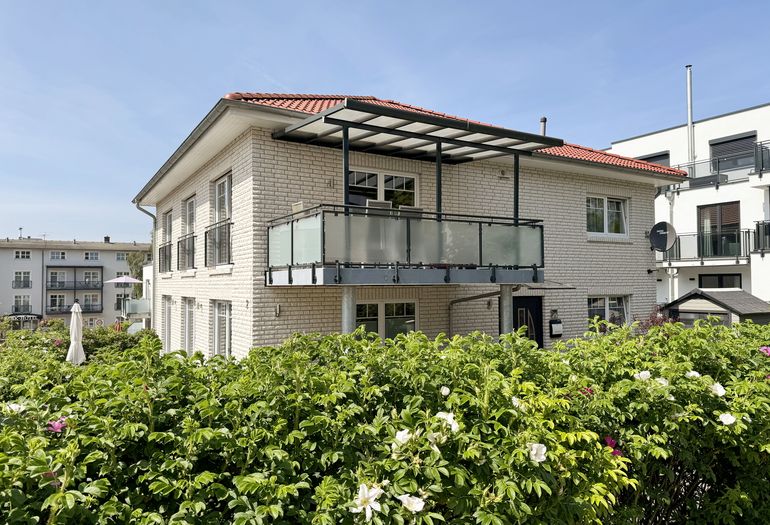 Hausansicht mit der Wohnung im Obergeschoss und Balkon Hausansicht mit der Wohnung im Obergeschoss und Balkon