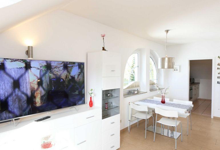 Sideboard im Wohnzimmer mit TV