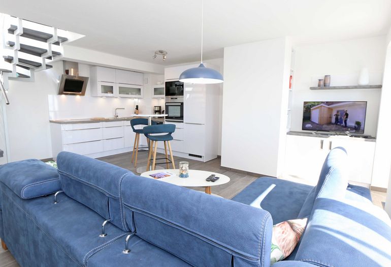 modernes Wohnzimmer Blick zur Küche