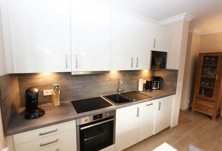 moderne Küche mit Mikrowelle moderne Küche mit Mikrowelle