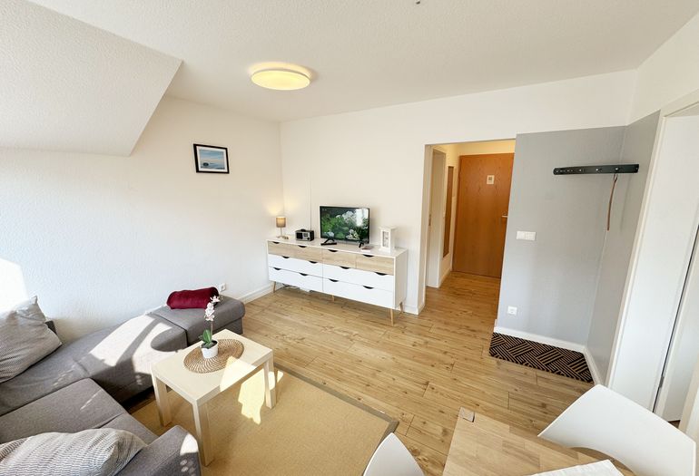 Wohnbereich mit Blick zur Küchenzeile