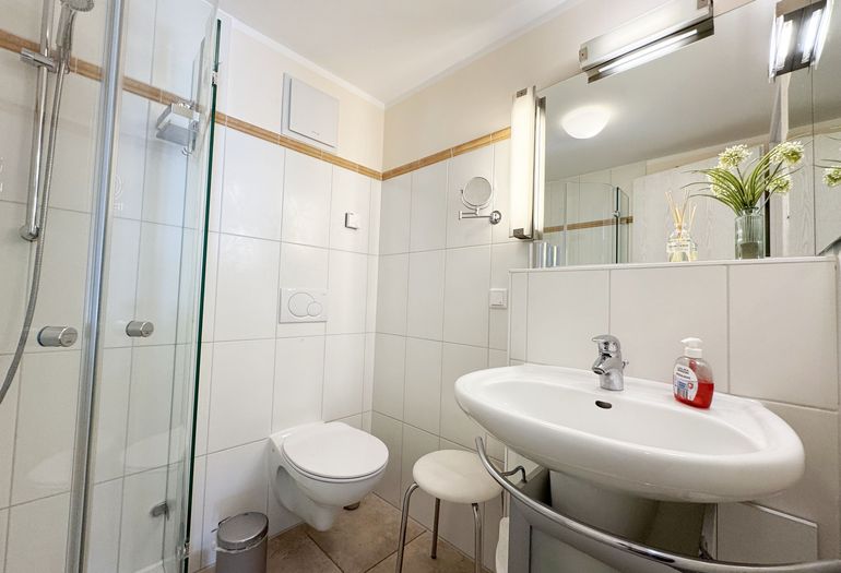 2. Badezimmer mit Dusche